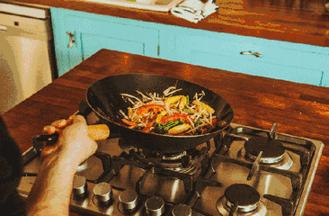 燃气灶的左边不能炒菜?我也是今天才知道,多亏燃气师傅的提醒