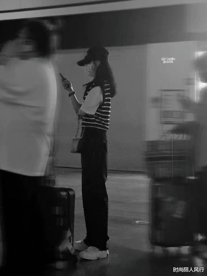 汪小菲|赵丽颖代言翻车后首亮相！不受影响在车站排队，穿针织衫瘦不少