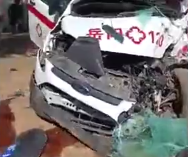 湖南一救护车与货车相撞,警方:救护车司机死亡,两名医院工作人员受伤