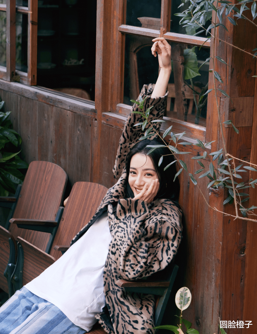 迪丽热巴|迪丽热巴又有出圈造型！一袭中国水墨画连衣裙，花瓶身材东方美人