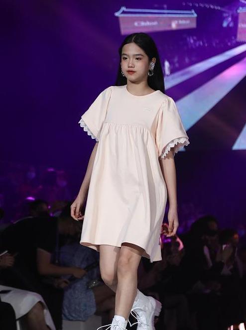 钟丽缇|钟丽缇两个女儿走时装秀，颜值气质都不输妈妈，是要出道的节奏吗