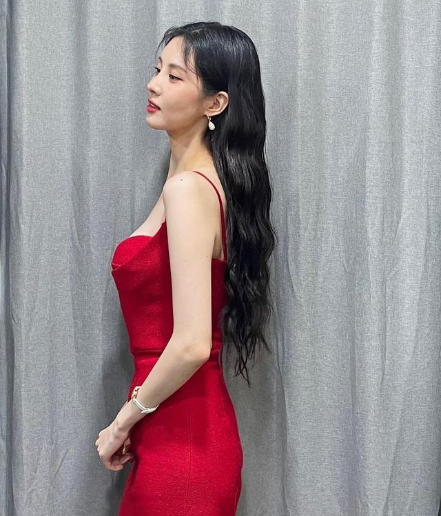 徐玄|少女时代徐贤,诱人身材成熟魅力,低胸连衣裙,变身性感代名词