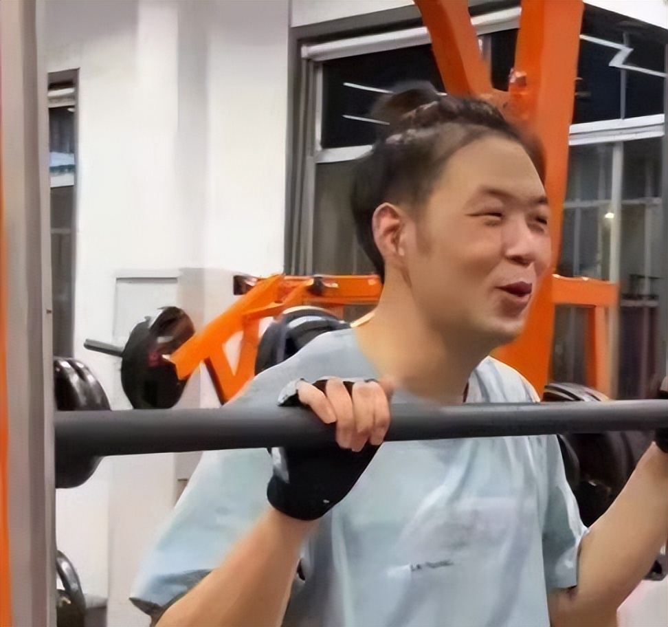 杜海涛 杜海涛素颜露面，瘦到脱相认不出，网友指他老得像身旁亲妈同龄人