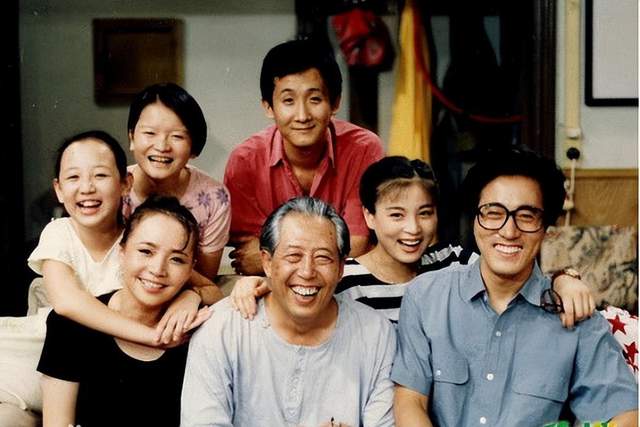 黄小蕾|65岁杨立新太低调!带儿子步行6公里做核酸,逛街边菜市场接地气