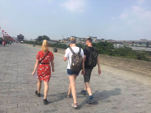 老外乘坐中国高铁,全程拒绝佩戴口罩,网友:打开门一脚踹下去