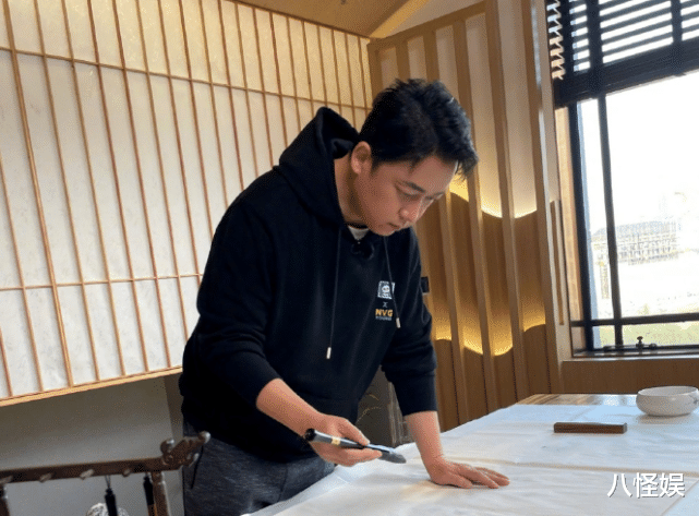 董洁|董洁聚餐与男子牵手拥抱，举止亲密引热议，4年前就被曝有新恋情