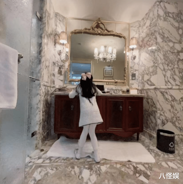 伊能静|伊能静与女儿过圣诞，幸福称母女俩是闺蜜，米粒正脸曝光像极奶奶