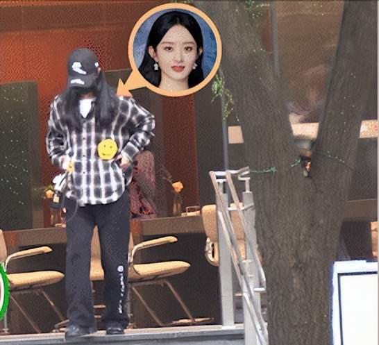 赵丽颖独自做美发，格子衫戴棒球帽装扮低调，被赞最美辣妈