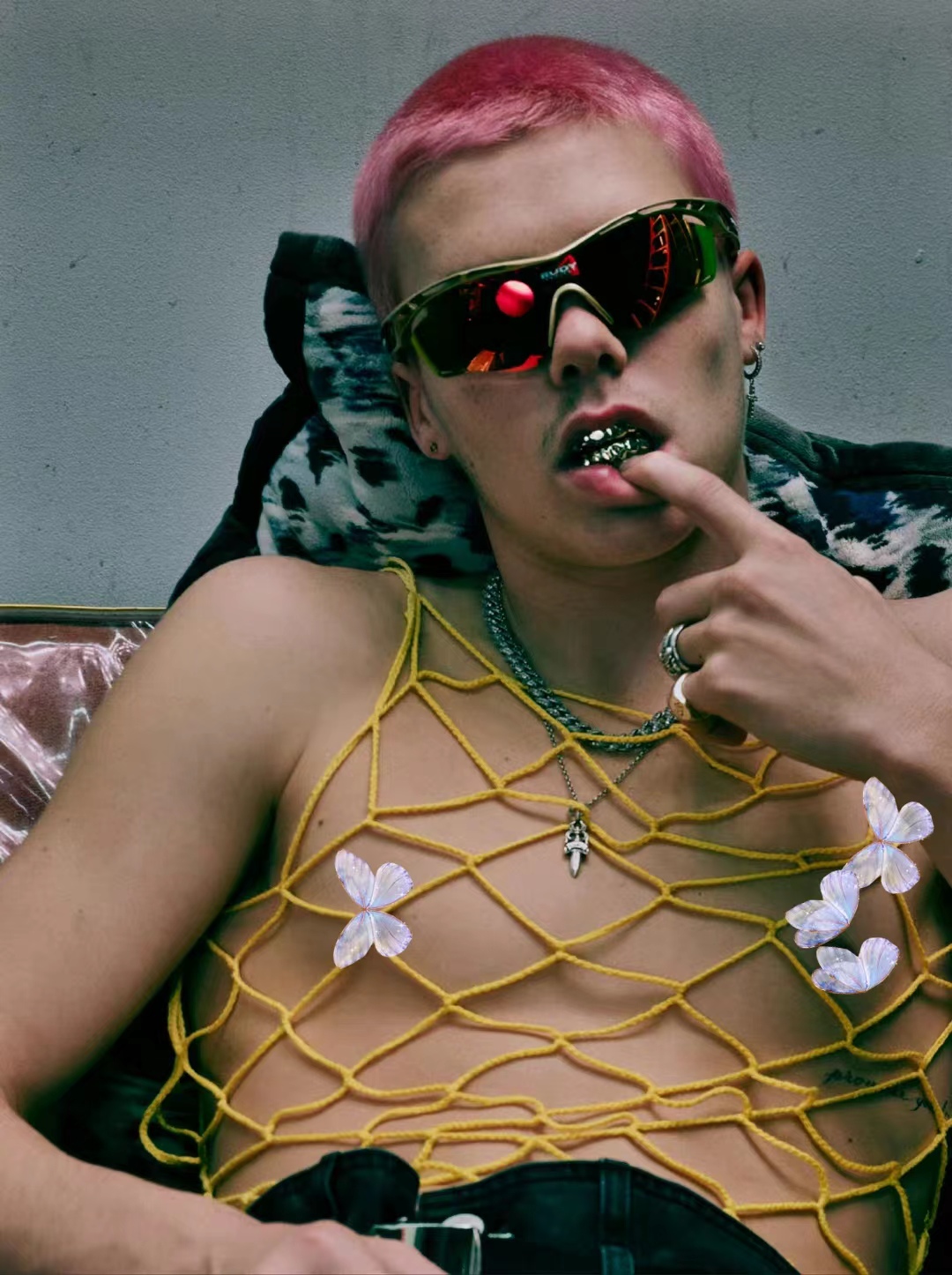 朱一龙|17岁囧三登封面让人欣赏不来；网友：浪费小贝的好基因，惨不忍睹