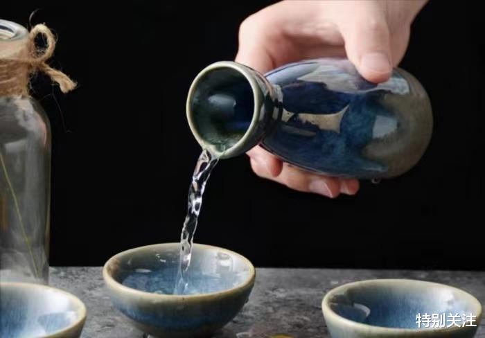 上海65岁大爷摆寿宴,连开10瓶茅台,饭后其儿子做法让人吃惊
