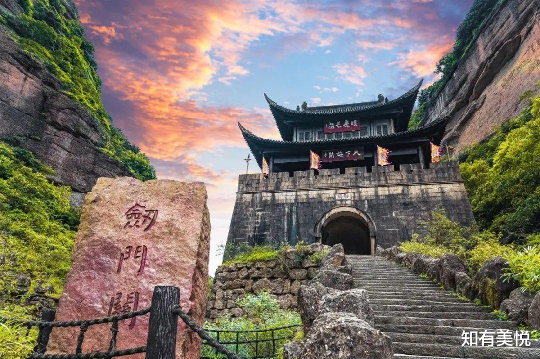 草原|国内12个最值得去的初夏绝美旅行地，快带上ta来场久违的旅行！