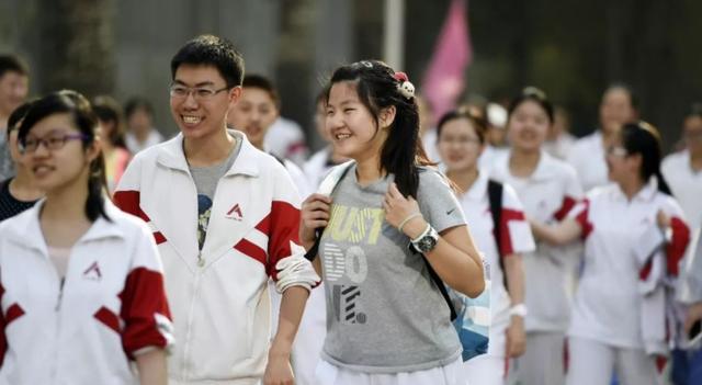 高校|2022年高考有新要求，高校“录取规则”有所调整，对男生影响颇深