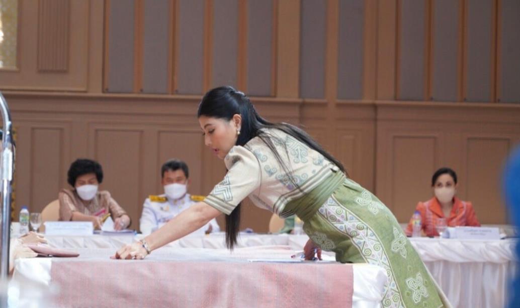 布兰妮·斯皮尔斯|思蕊梵公主最新亮相,隔空撞色余瓦达绿裙,母女俩越来越像了