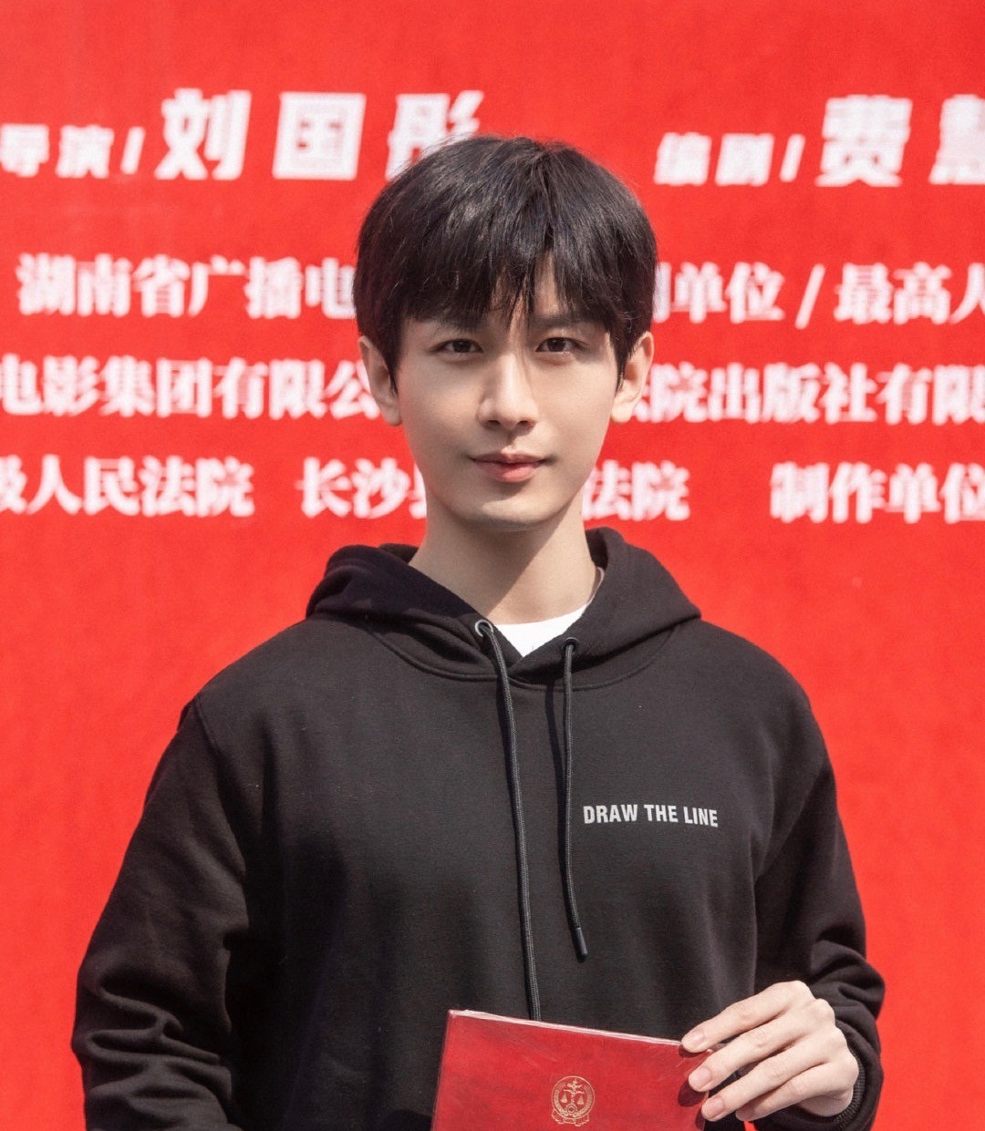 成毅|成毅不适合演现代剧？看见他的检察官定妆照后：我都不期待靳东了
