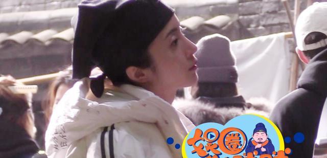 胡冰卿|胡冰卿新剧开机眼窝凹陷显老态现身片场双目无神面露疲色