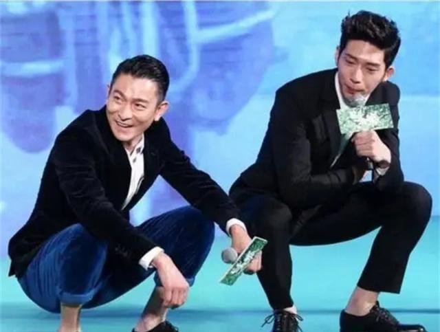 |欧美球队合照前排都是踮脚，难道他们真的不会亚洲蹲？