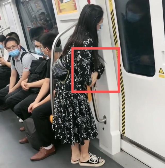 女子地铁上想上厕所着急等站台,憋着肚子直跺脚,网友:深有同感
