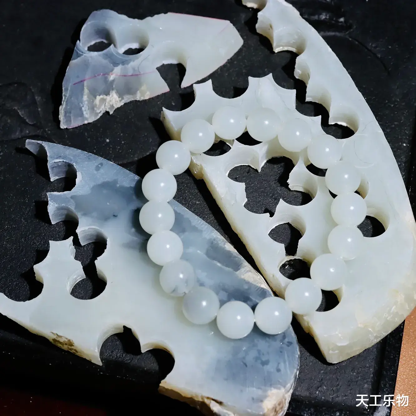 |十公斤的大块青花籽料羊脂玉原石!开不出手镯难道只能车珠子?