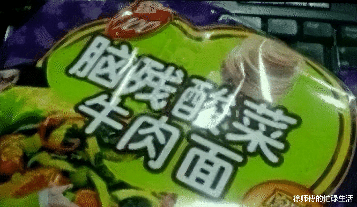 “如果在路上遇到这样需要帮助的女生，你会不会上前帮忙？”