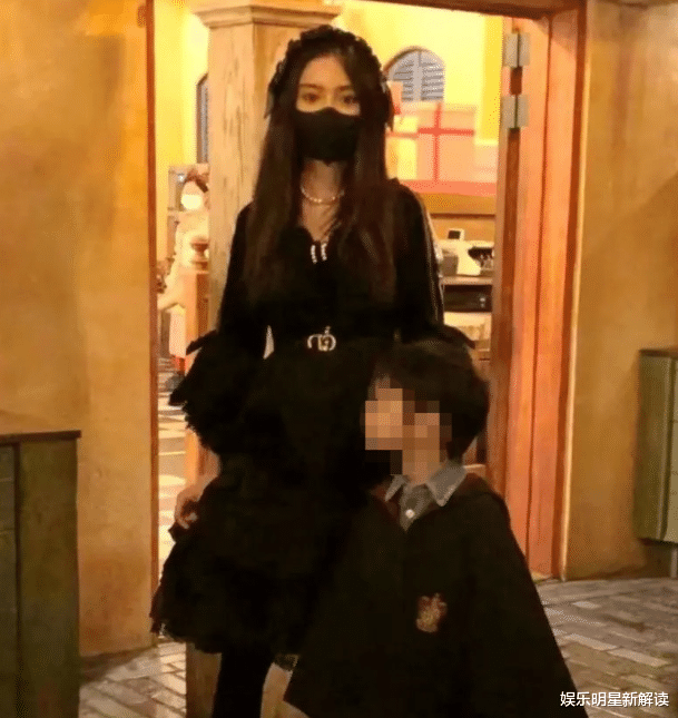 黄晓明|黄晓明传恋情后首现身!带儿子出门全程看手机,与baby带娃大不同