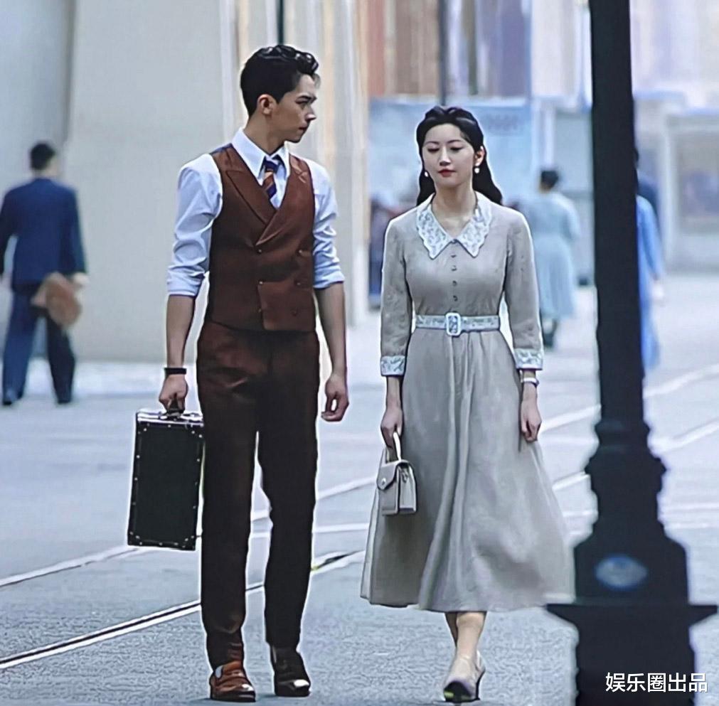 景甜|景甜穿翻领长裙拍戏,脸部浮肿惹争议,网友:刚打完针吧