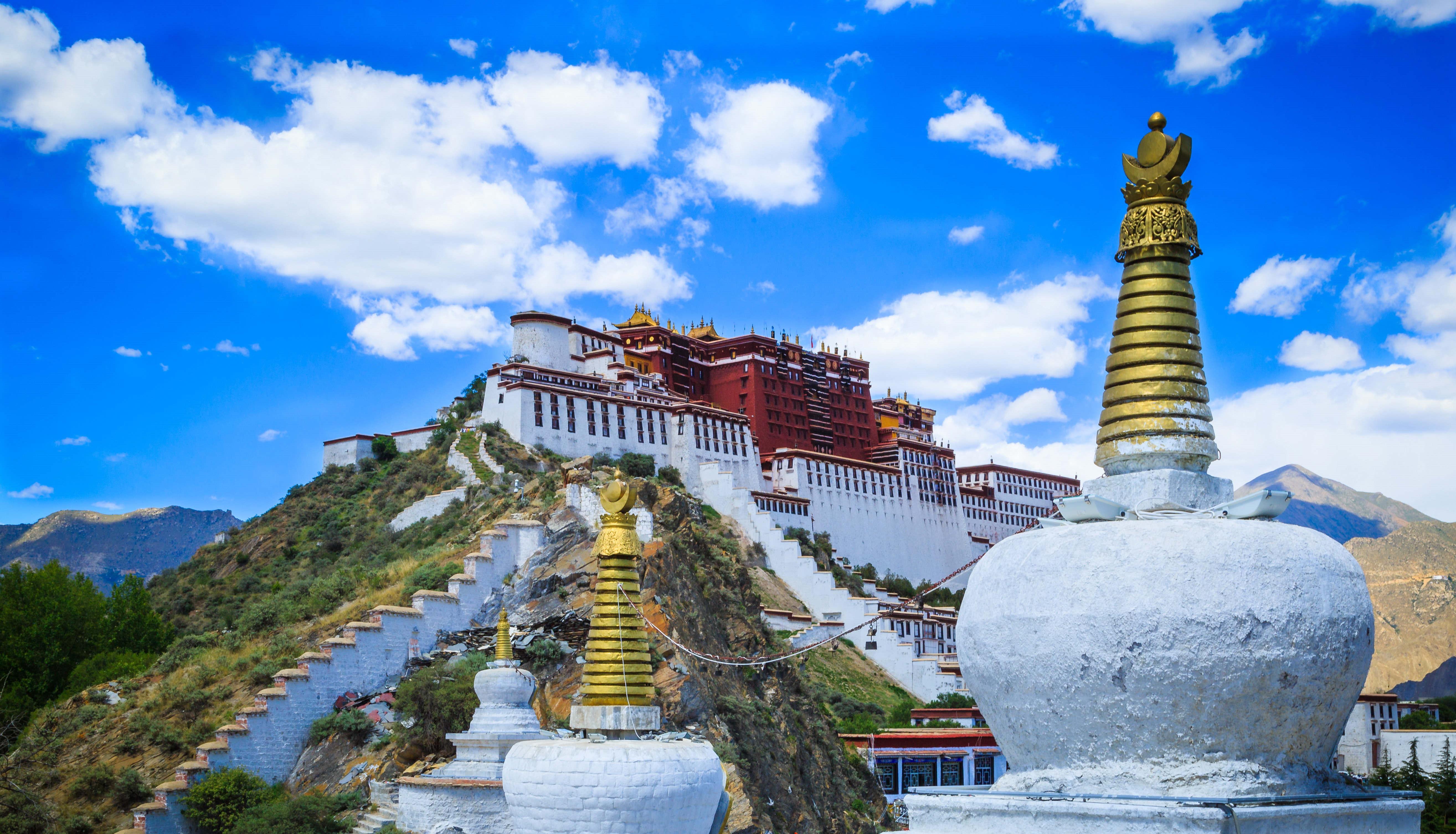 钻石|布达拉宫的灵塔上镶嵌着1.5万余颗钻石、珍珠、翡翠和珊瑚！