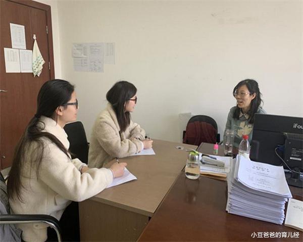 中小学|小学老师身穿“昂贵”的衣服，遭到家长质疑，校方：已惩罚