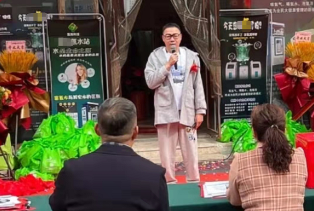 |演员高虎为简陋保健品店站台！胖到浮肿快认不出，曝出场费10万起