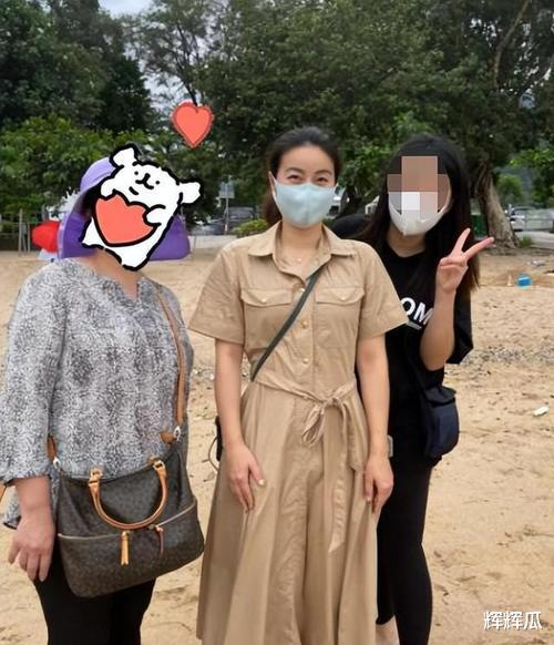 柳岩|郭晶晶登顶照片!道路上长满杂草,看起来很是狼狈