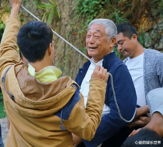 曾江|曾江追悼会现场曝光，女儿捧遗像送别父亲满脸悲伤，亲生儿子缺席