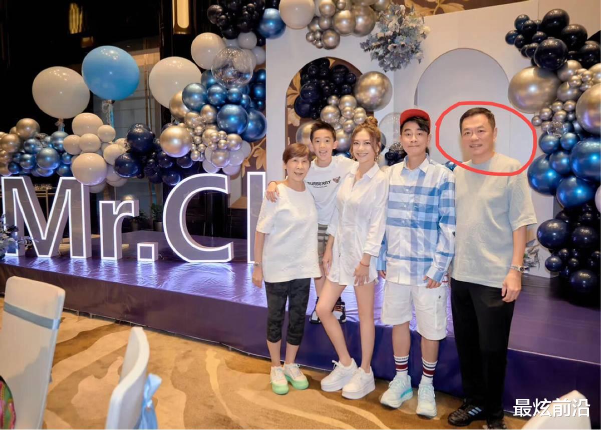 陈小春|陈小春办55岁生日派对,穿格纹衫戴棒球帽,比大6岁岳父更显年轻