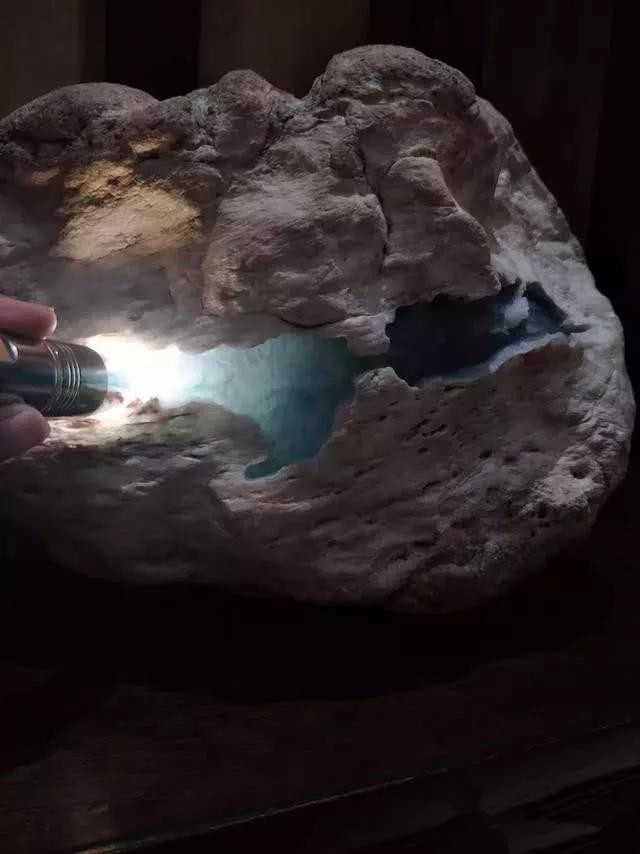 翡翠手镯|【老帅翡翠】：翡翠赌石开窗的雷区——“流氓窗”！你了解多少？ 翡翠原石交易即赌石可分为：全赌、半赌和明料三类。