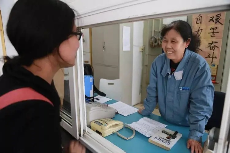 00后|“少走30年弯路”,00后毕业生成为宿管阿姨,本人表示很满足