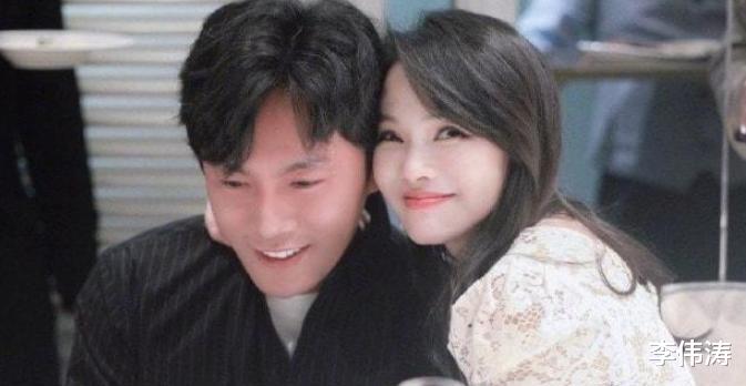 伊能静|伊能静晒全素颜！肤白光滑没皱纹，自夸额头最好，双眼皮割痕明显