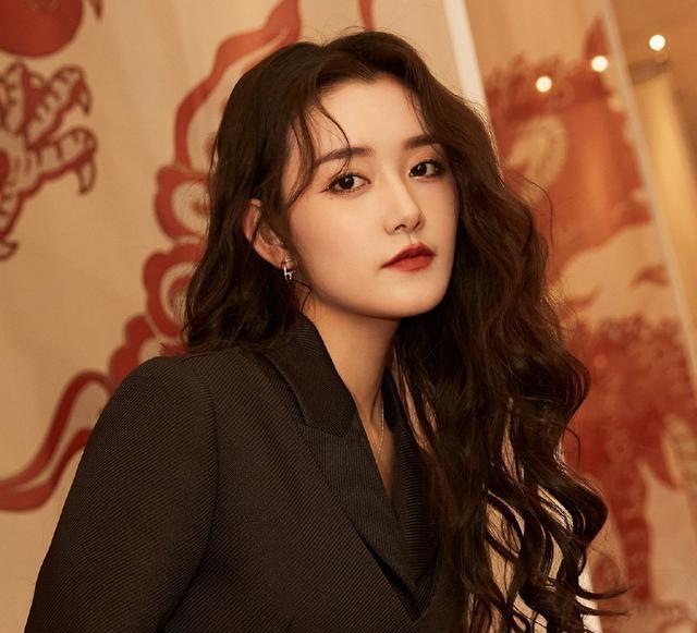 蒋依依|王一博不去《街舞5》？赵丽颖的工作效率高？蒋依依发展前景好？