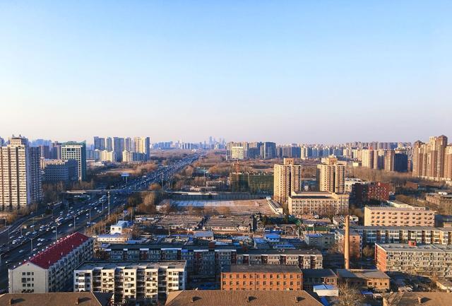 北京市|钉子户惹怒开发商，要400万加3套房遭拒，住在马路中间长达七年