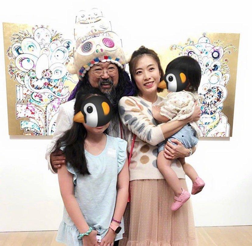 韩元|刘銮雄约吕丽君逛街后,甘比撇下他带仨儿女出国,是在生闷气吗?