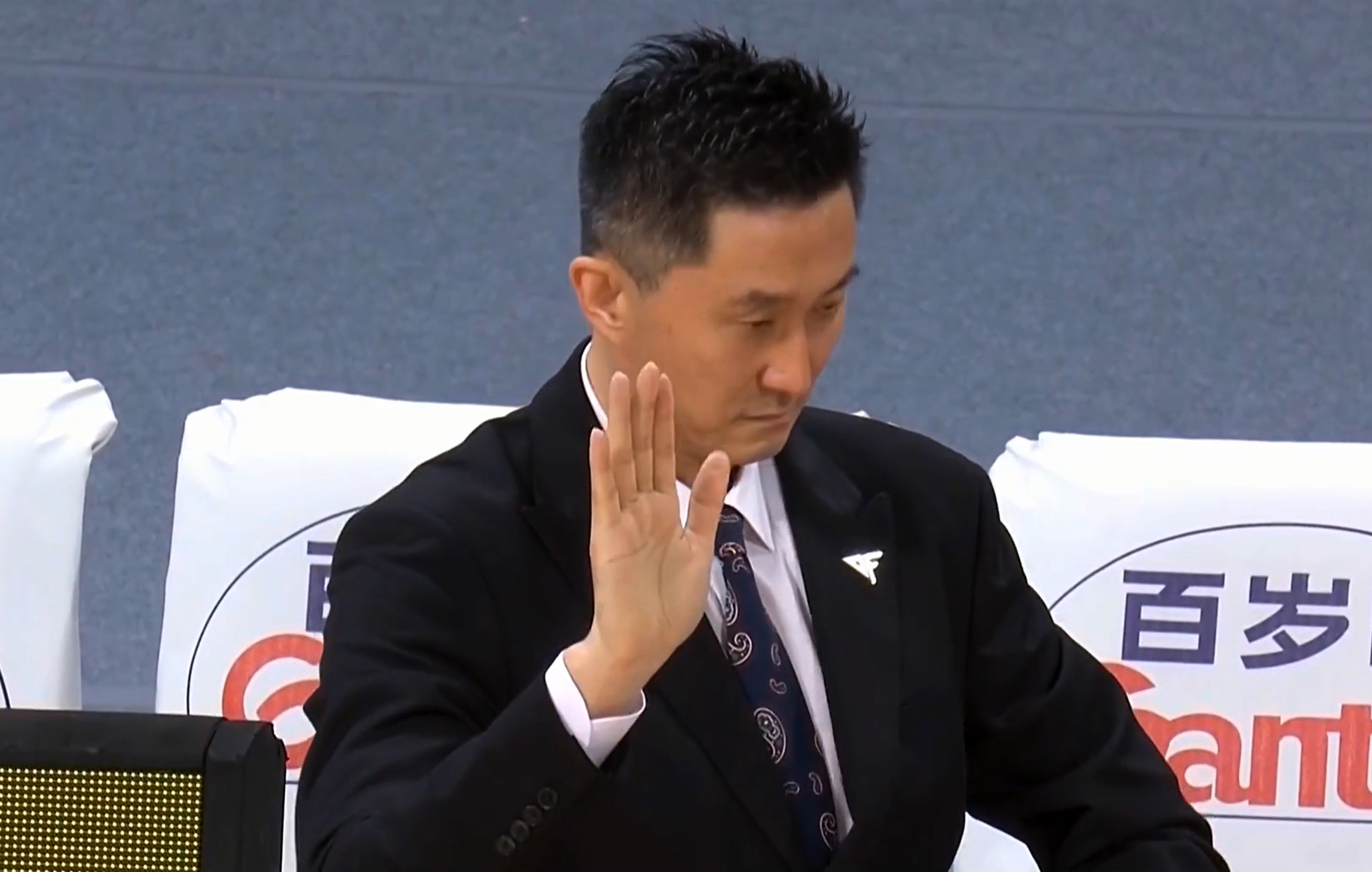 广州队|0：2，广东球迷建议：不打了，冠军给辽宁吧！