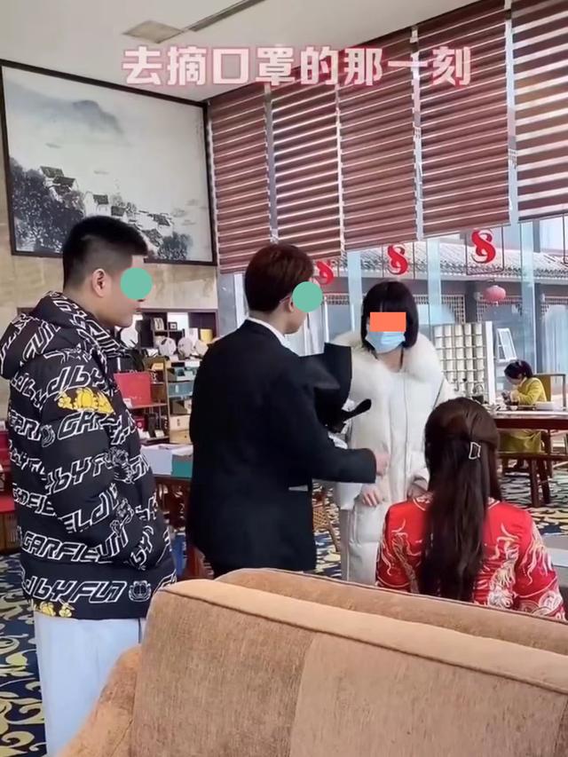 男子带新娘去化妆,摘下化妆师的口罩才发现是前女友:我们复合吧