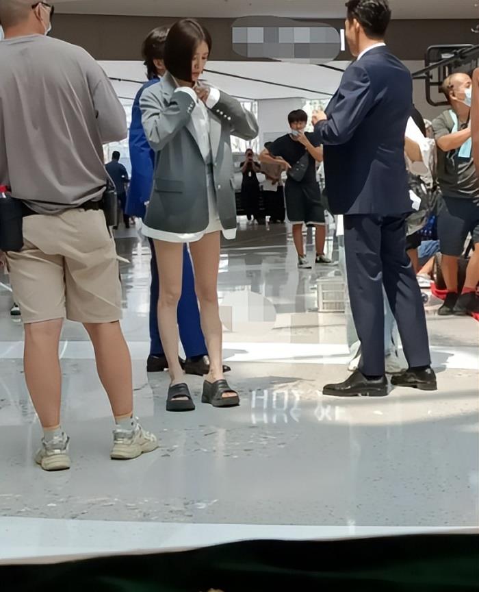 秦岚|43岁秦岚瘦到认不出！一双腿比助理胳膊还细，纸片身材撑不满西装