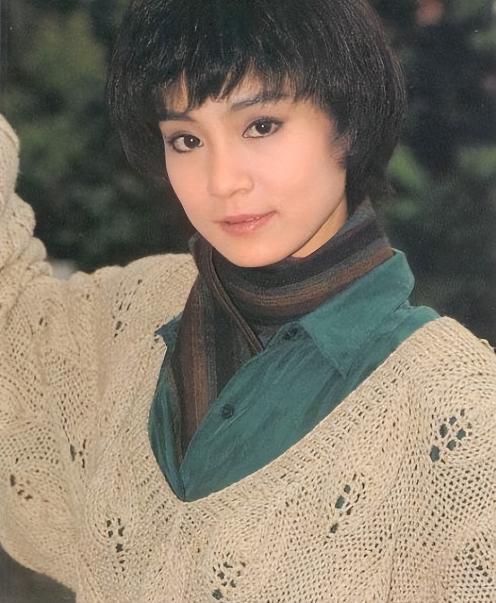 明星素颜|年轻时靠美貌出圈，如今62岁还敢晒素颜，果然实力派就是有底气