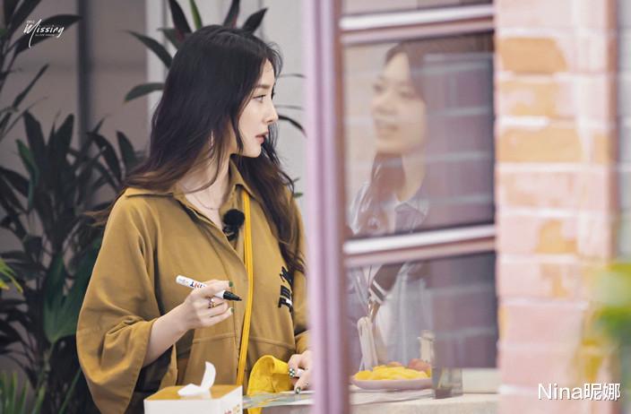 杨幂 杨幂录制花少，特意扎双马尾形象变化大，穿裙戴小黄帽少女味好浓