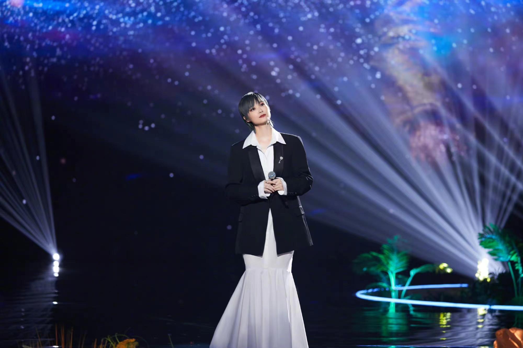 李宇春|李宇春再秀个性审美，风格可盐可甜，时尚感值得效仿