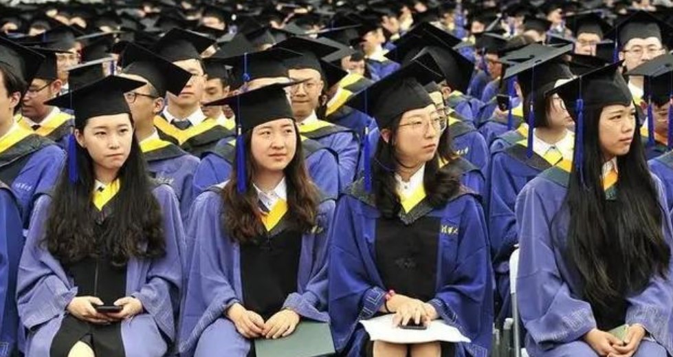 因拒绝给弟弟买房,女博士睡梦中被父亲砍死,判刑时:女儿白养了