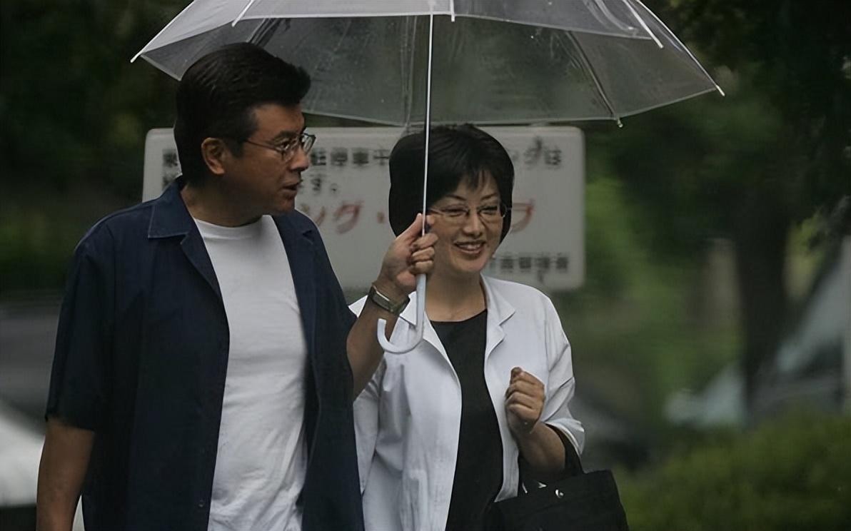 穿衣搭配 62岁的山口百惠微胖也气质,穿衣简约不扮嫩,自然老去的样子真美