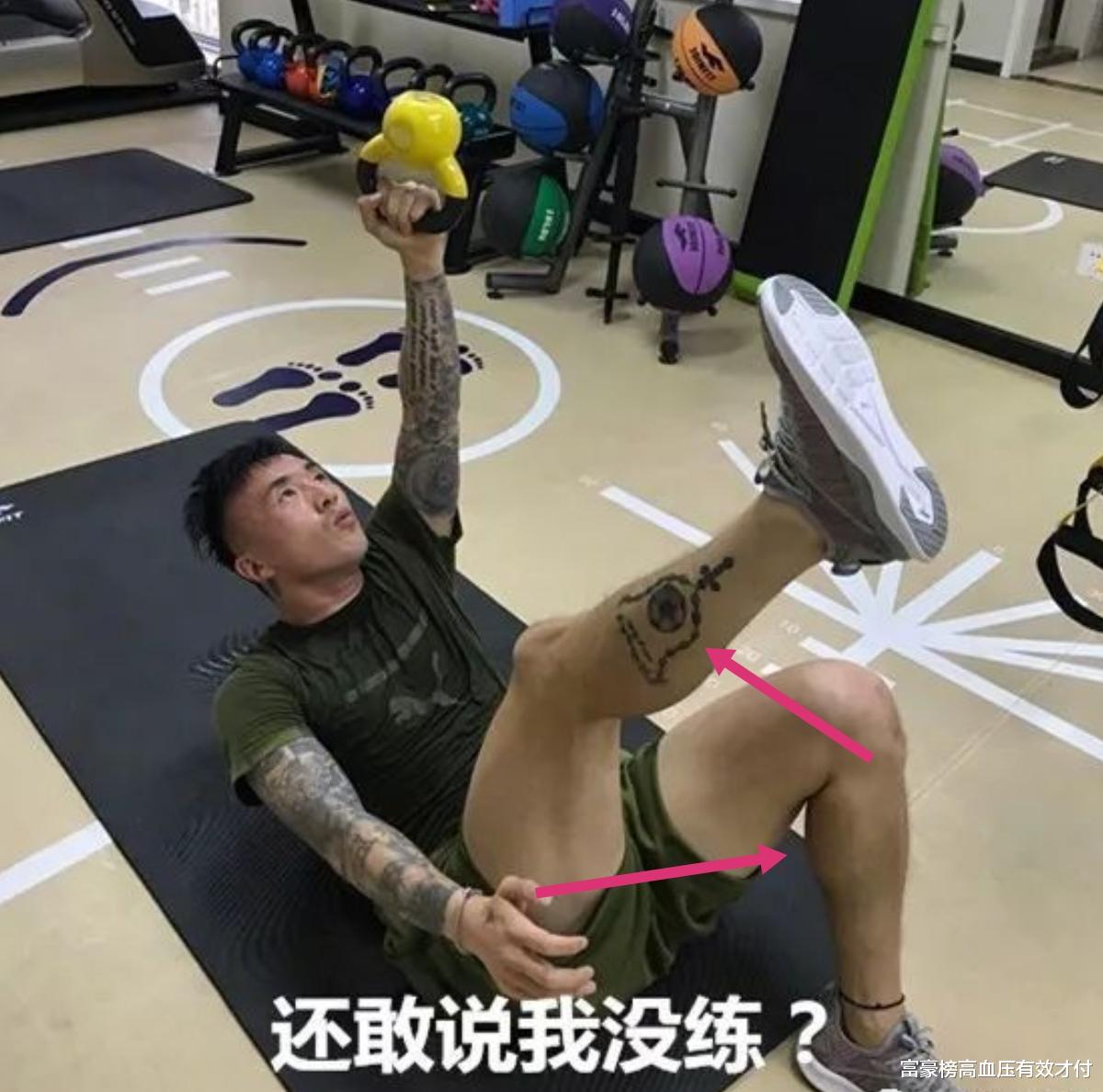 男足|继“白切鸡”后，球迷晒惊人健腿媲美施瓦辛格，男足“嫩腿”遭非议，女球迷围观