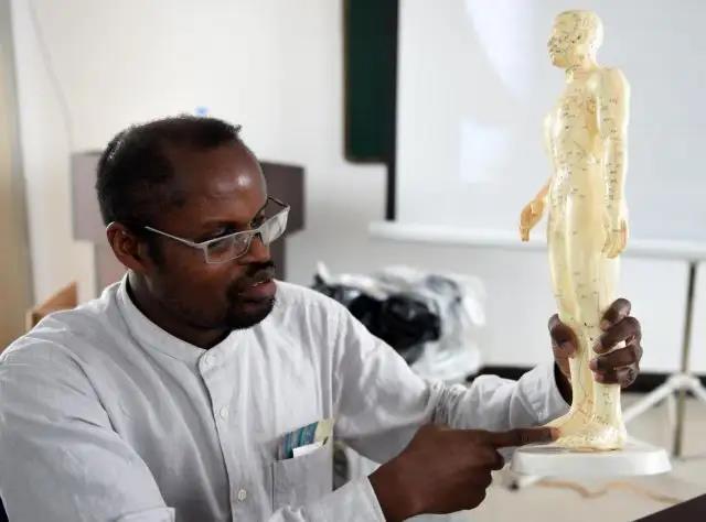 啤酒|世界首位黑人中医博士迪亚拉，在中国行医30余年，中医技术样样行