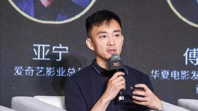 亚宁|央视主持亚宁：前途光明却退居幕后，53岁成总裁，头发全白未成家