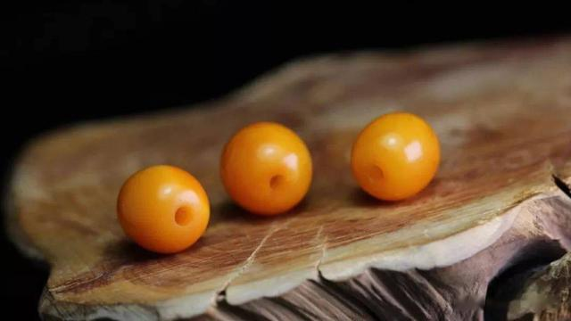 琥珀蜜蜡|琥珀蜜蜡，佩戴久了为什么会变色