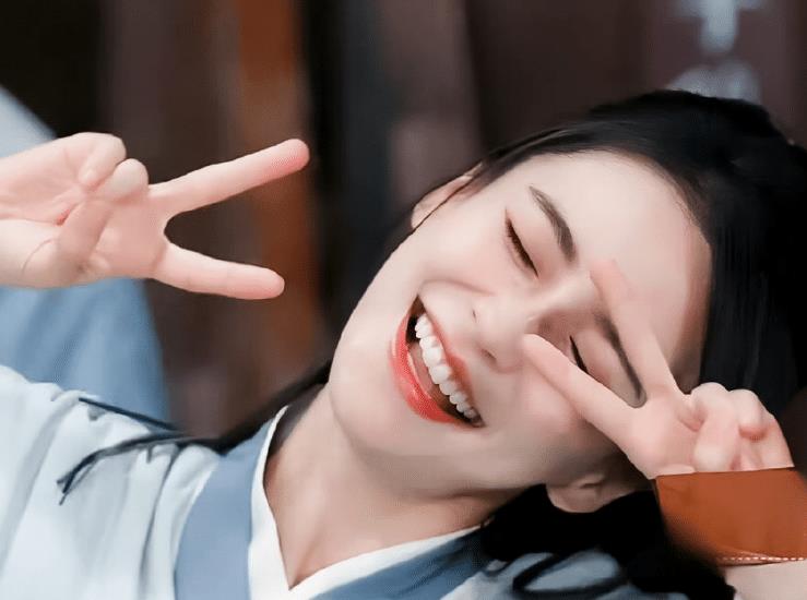 明明是美女,笑起来却很“恐怖”,这6位女星,不笑美艳一笑瘆人